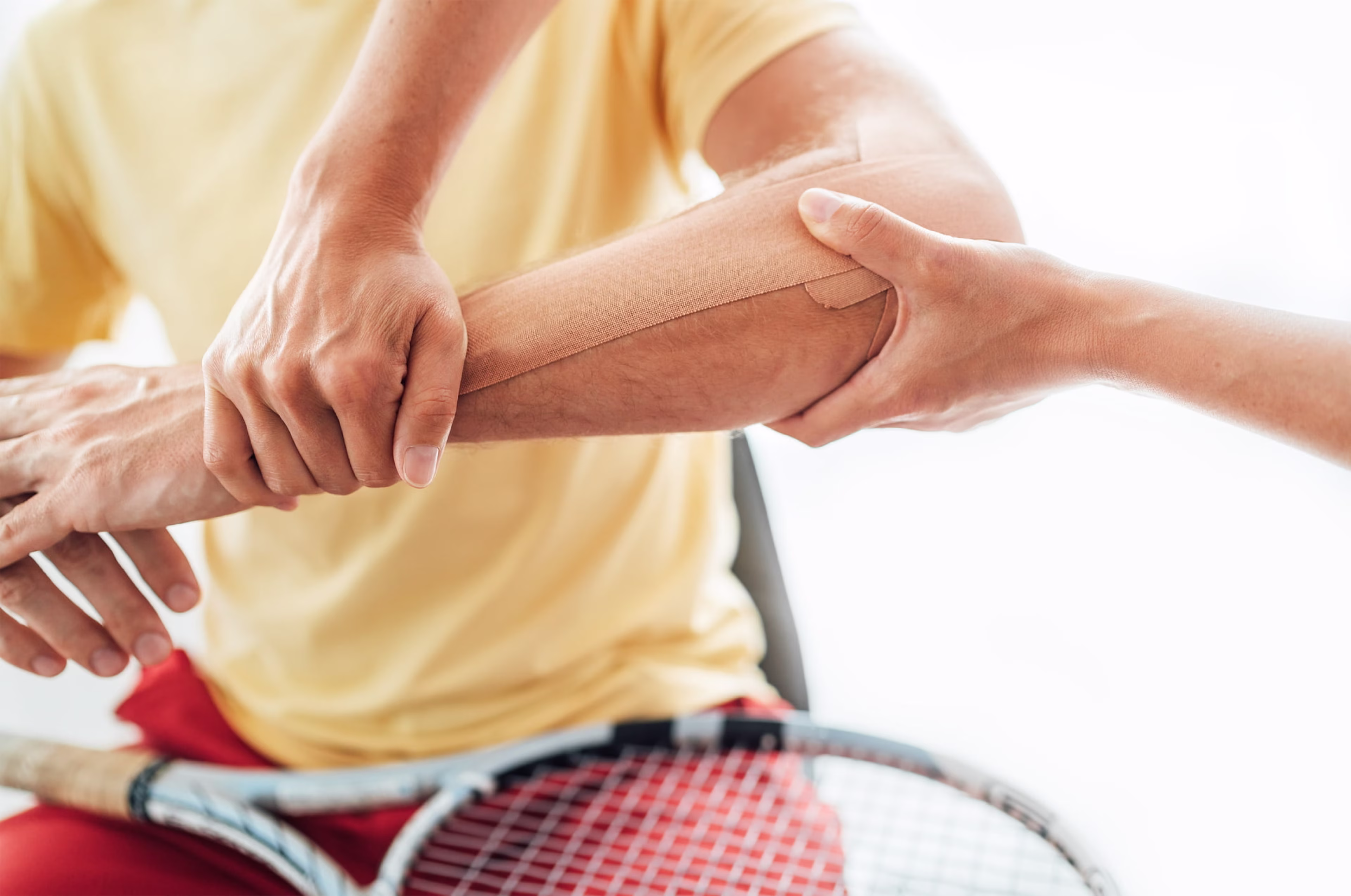 Fisioterapeuta tratando o braço de um jogador de tênis